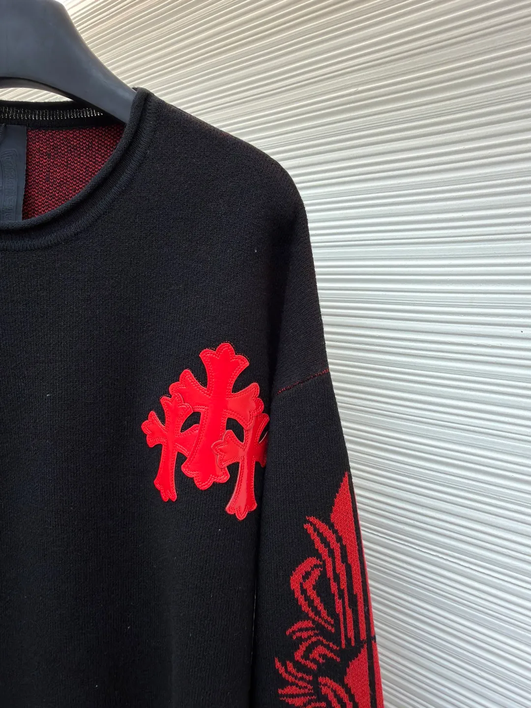 2233Chrome Hearts patent leather cross cashmere sweater ●Item number: 1682233-B05 ●Fabric: wool blended fabric ●Technology: knitted ●Color: black and red ●Version: loose fit ●Weight: about 565 grams ●Size: One size fits all ●Description: The original version was purchased from Hangzhou National Specialty School for 45,000. The fabric is made of custom-spun cashmere yarn. It feels soft and waxy. Sesame base technology is matched with arm jacquard technology. (The jacquard size will change with the number of yarn components. The yarn must be custom-woven). Customized chest patent leather Cross. Processed with imported TAJIMA machines. Customized accessories. Produced by major manufacturers that test workmanship. Full of street feel. Compare workmanship details to counters. Flash sale version on the market. The overall wiring is straight and delicate, the fabric is comfortable and soft, and the color is consistent without color difference. It can be matched with the same style to create a fashionable look, and can be used in various occasions. Customized accessories, complete with three standards, same style for men and women!